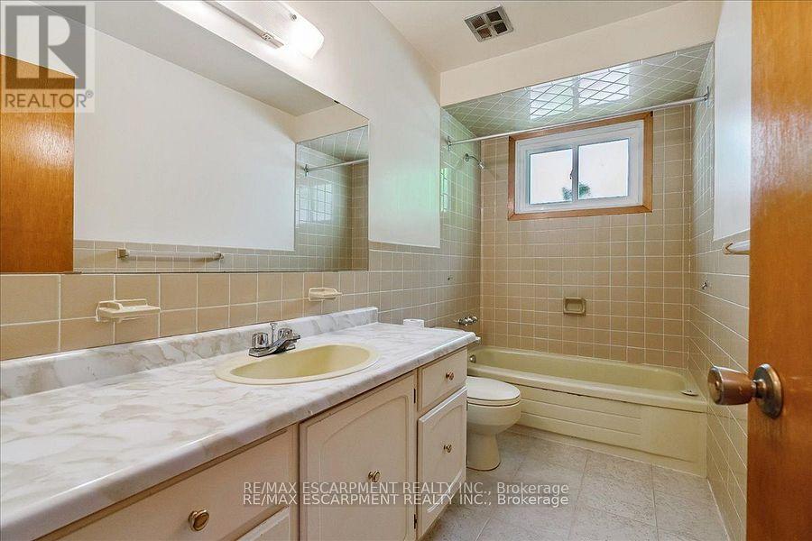 49 Head Street, Oakville, Ontario  L6K 1L4 - Photo 11 - W12449099