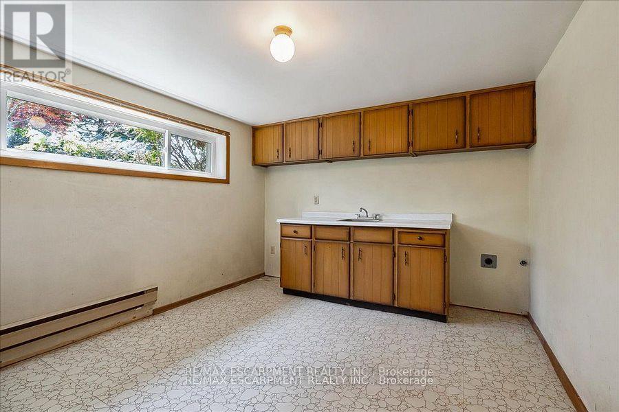 49 Head Street, Oakville, Ontario  L6K 1L4 - Photo 14 - W12449099