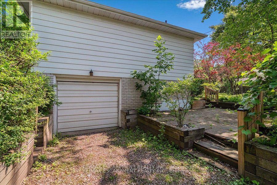 49 Head Street, Oakville, Ontario  L6K 1L4 - Photo 15 - W12449099