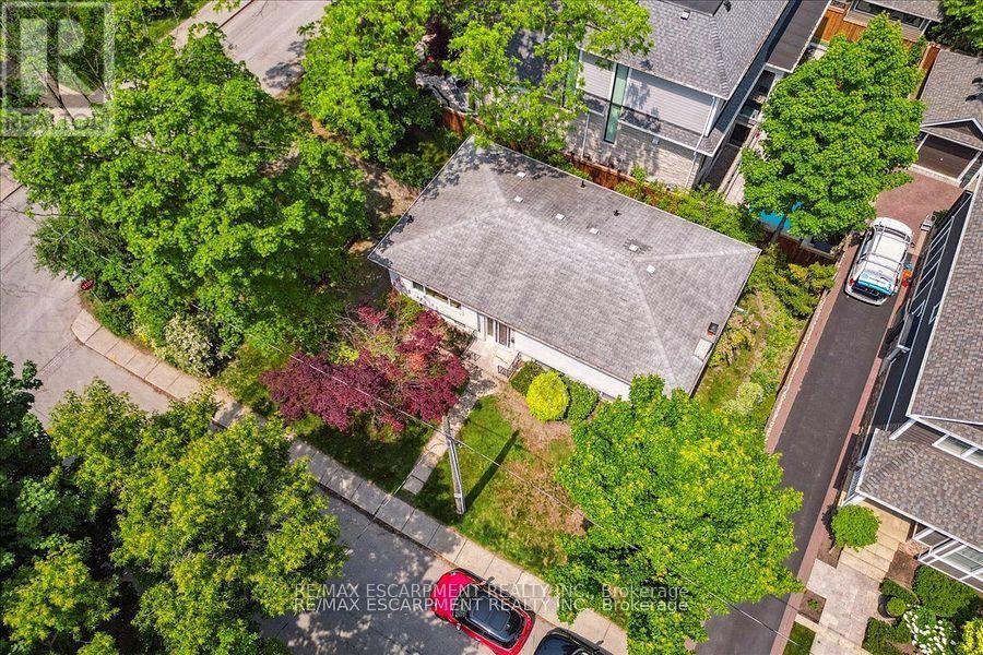 49 Head Street, Oakville, Ontario  L6K 1L4 - Photo 17 - W12449099
