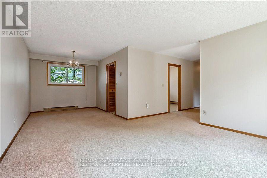 49 Head Street, Oakville, Ontario  L6K 1L4 - Photo 5 - W12449099