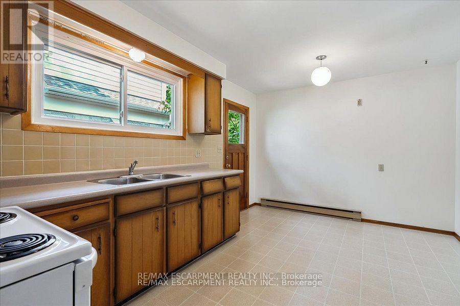 49 Head Street, Oakville, Ontario  L6K 1L4 - Photo 6 - W12449099