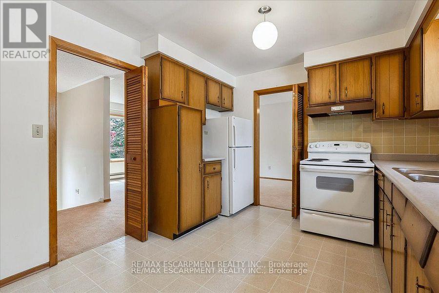 49 Head Street, Oakville, Ontario  L6K 1L4 - Photo 7 - W12449099