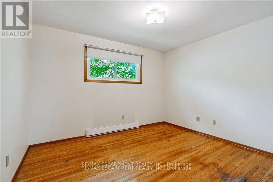49 Head Street, Oakville, Ontario  L6K 1L4 - Photo 9 - W12449099