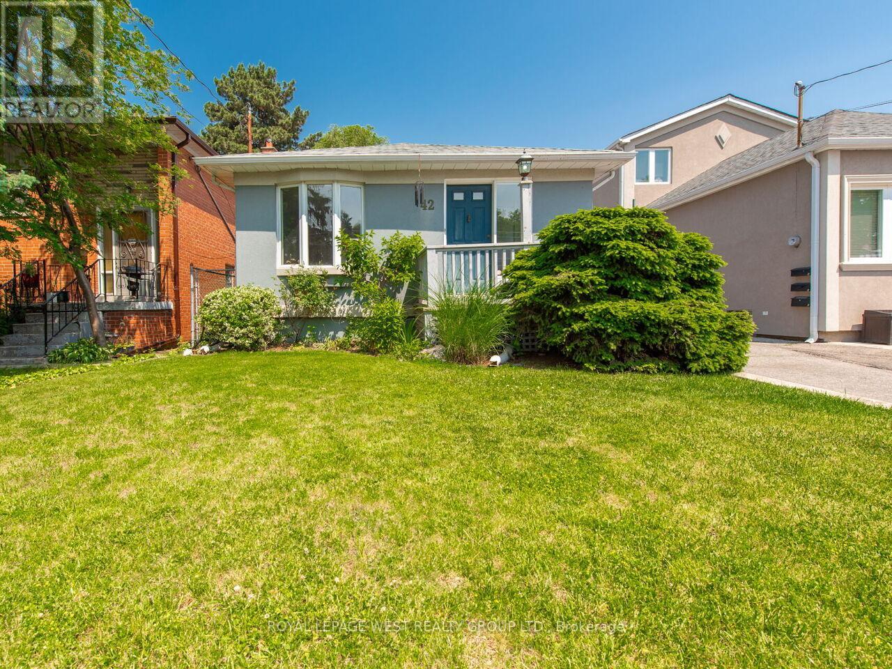 42 Tilden Crescent N, Toronto, Ontario  M9P 1V7 - Photo 2 - W12449140