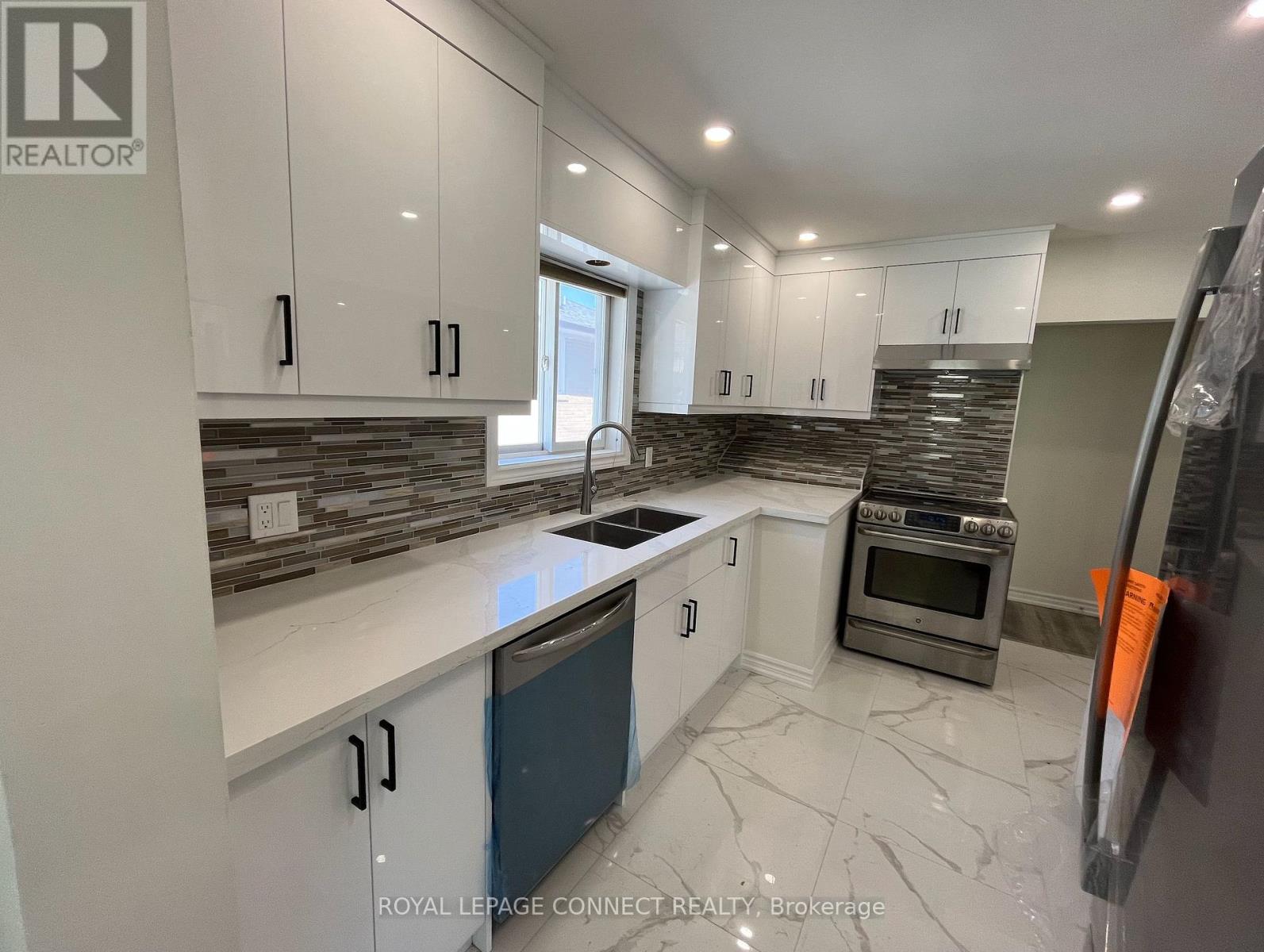 54 Foxrun Avenue, Toronto, Ontario  M3L 1L8 - Photo 4 - W12449143