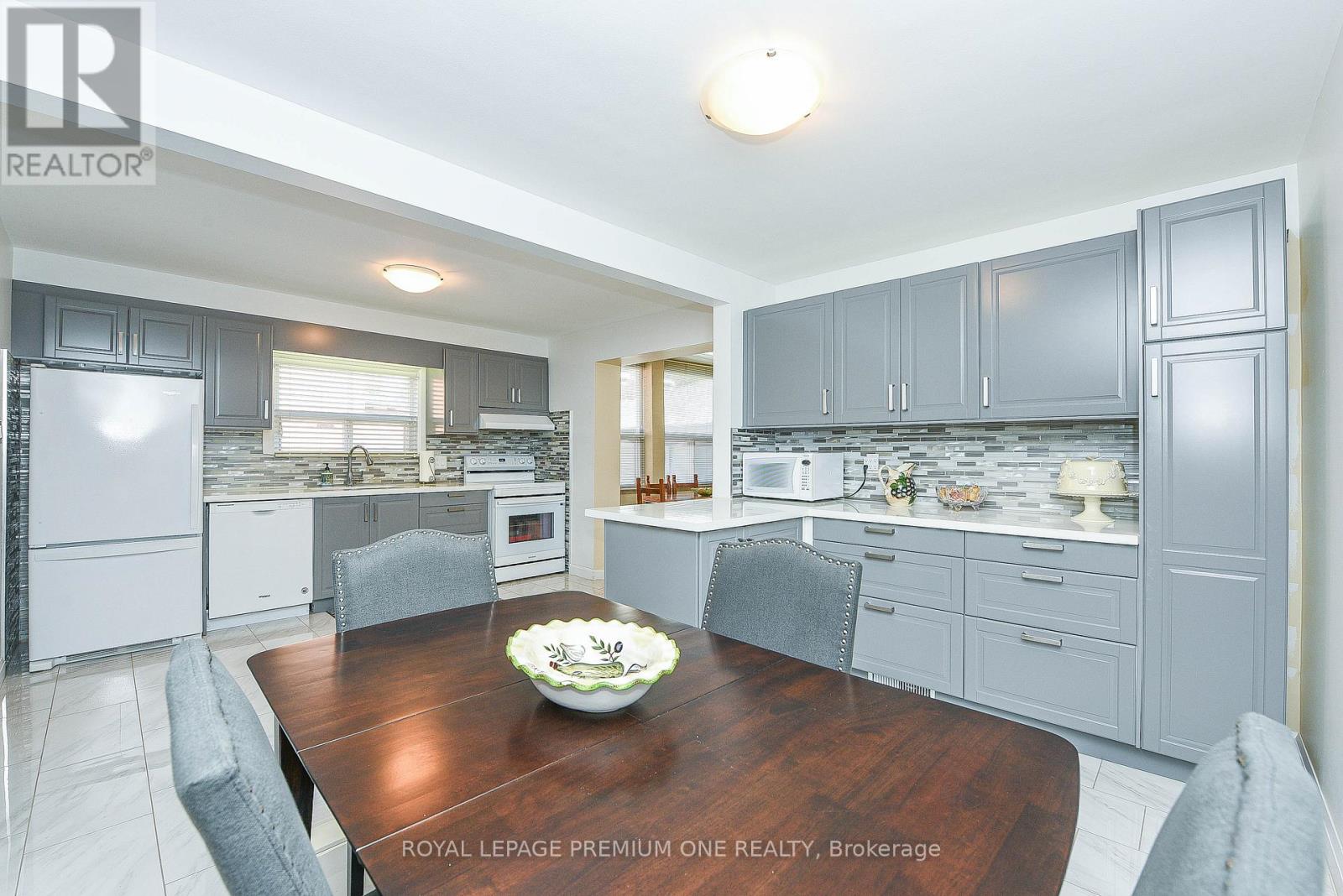 63 Haverson Boulevard, Toronto, Ontario  M6M 3J8 - Photo 15 - W12449144