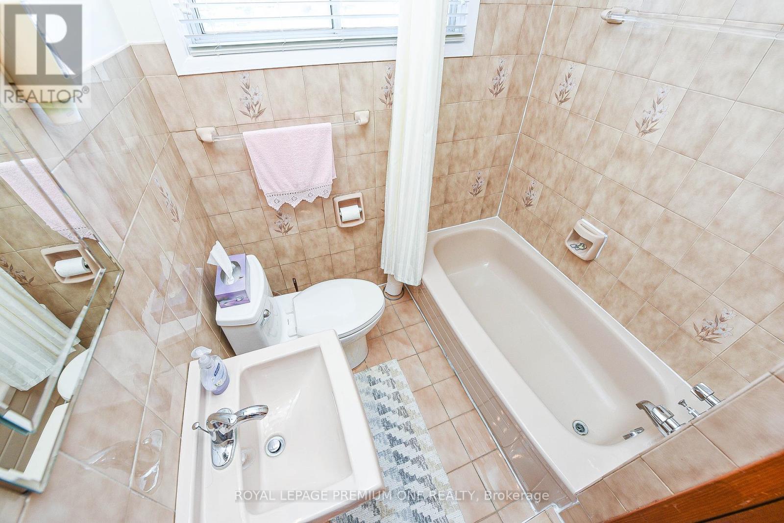63 Haverson Boulevard, Toronto, Ontario  M6M 3J8 - Photo 32 - W12449144
