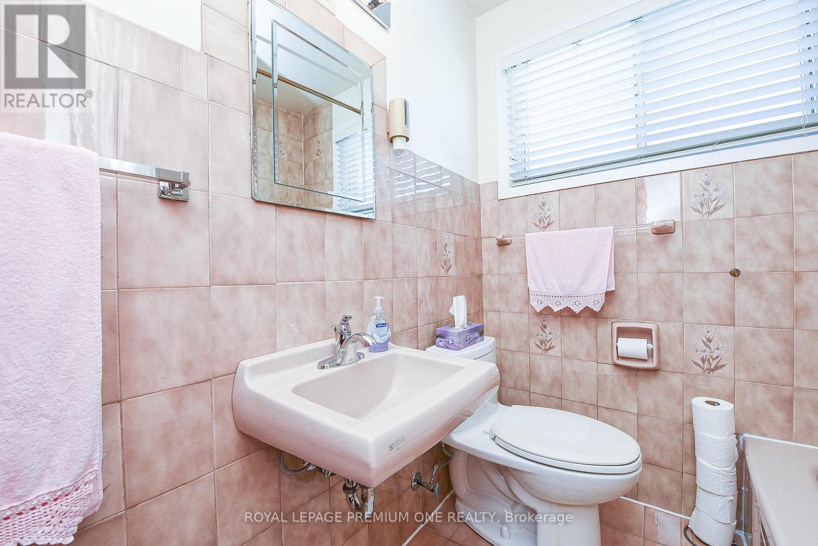 63 Haverson Boulevard, Toronto, Ontario  M6M 3J8 - Photo 33 - W12449144