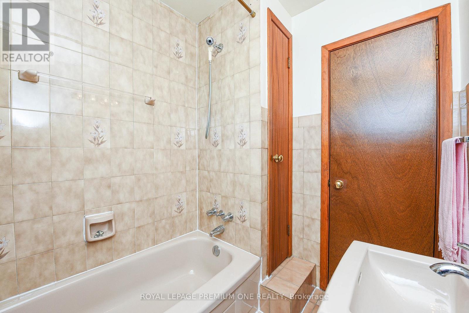 63 Haverson Boulevard, Toronto, Ontario  M6M 3J8 - Photo 34 - W12449144