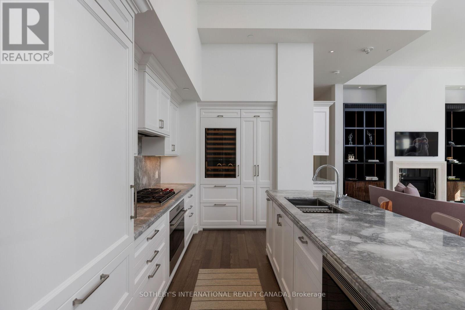 Th 2 - 4 The Kingsway, Toronto, Ontario  M8X 2T1 - Photo 10 - W12449212