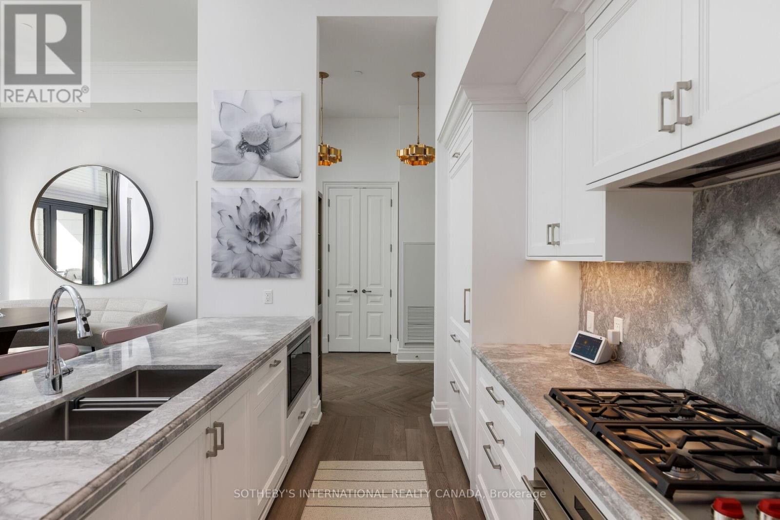 Th 2 - 4 The Kingsway, Toronto, Ontario  M8X 2T1 - Photo 11 - W12449212