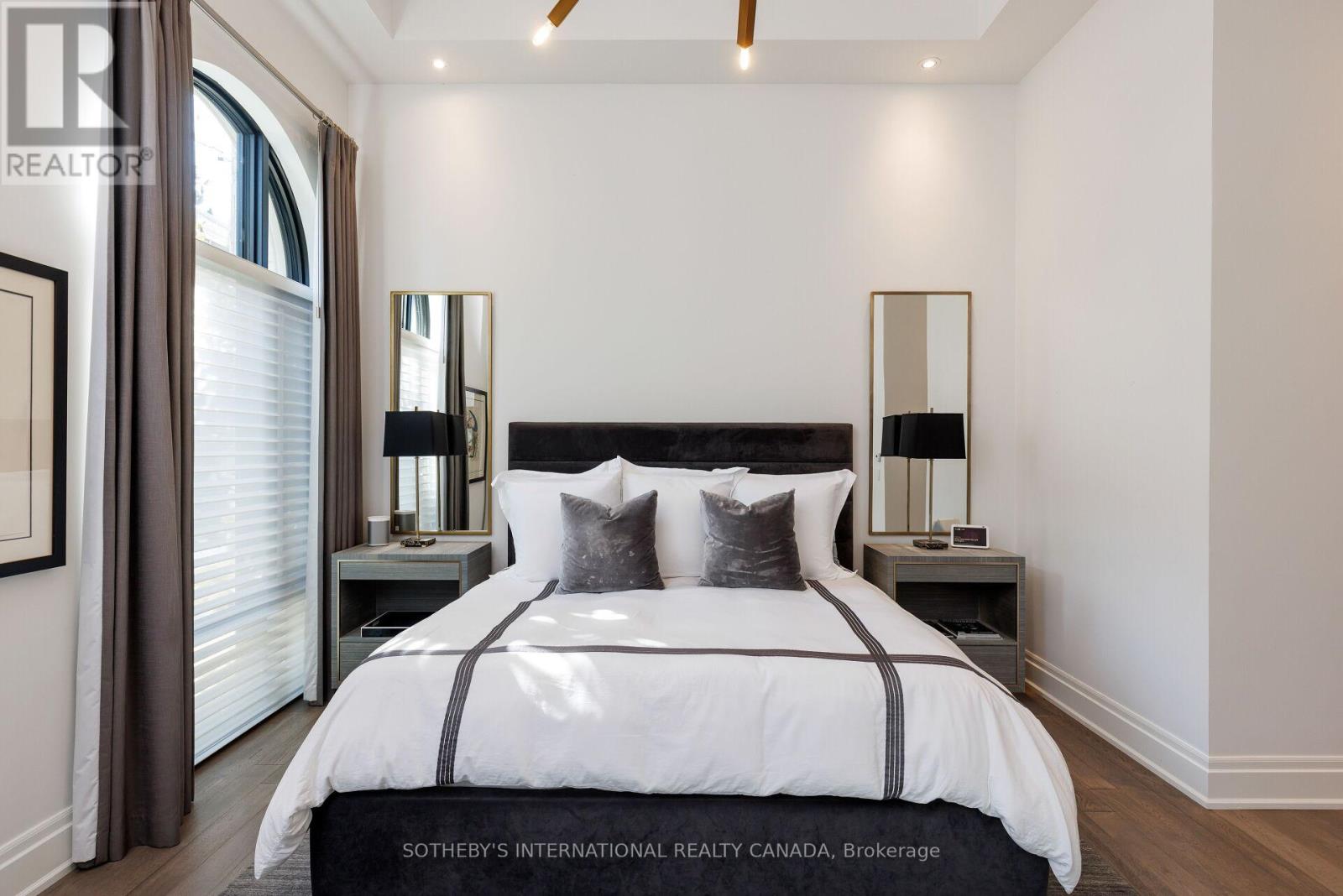 Th 2 - 4 The Kingsway, Toronto, Ontario  M8X 2T1 - Photo 14 - W12449212