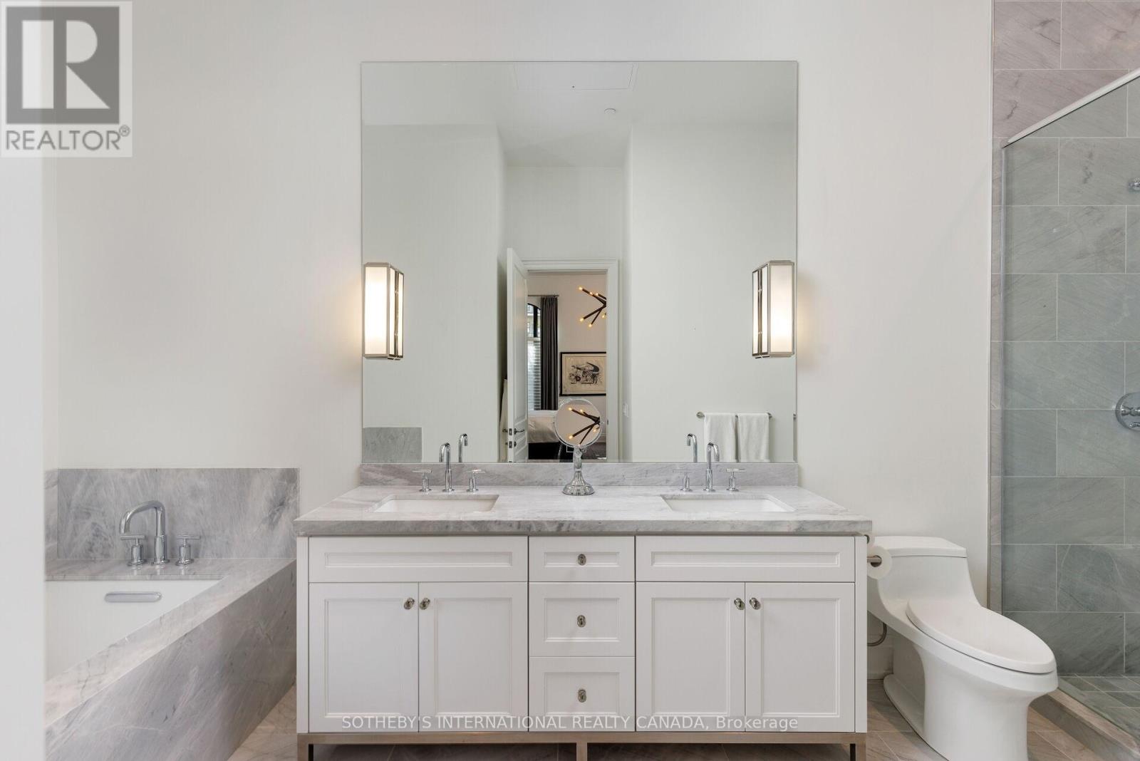 Th 2 - 4 The Kingsway, Toronto, Ontario  M8X 2T1 - Photo 18 - W12449212
