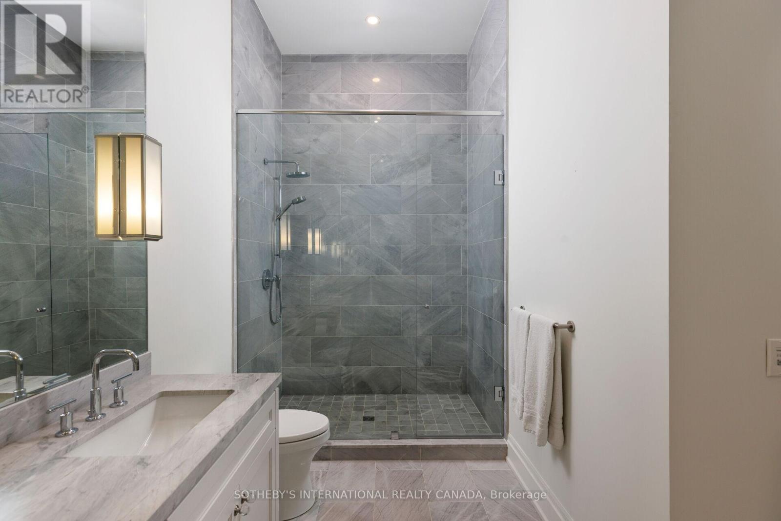 Th 2 - 4 The Kingsway, Toronto, Ontario  M8X 2T1 - Photo 19 - W12449212