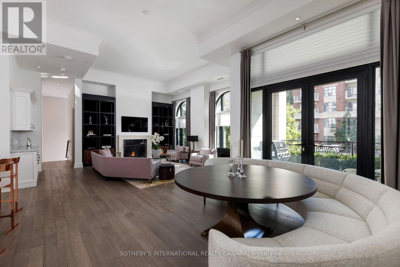 Th 2 - 4 The Kingsway, Toronto, Ontario  M8X 2T1 - Photo 2 - W12449212