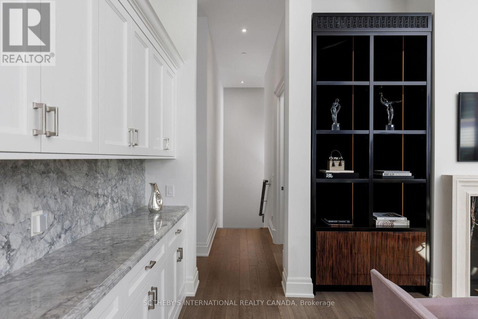 Th 2 - 4 The Kingsway, Toronto, Ontario  M8X 2T1 - Photo 22 - W12449212