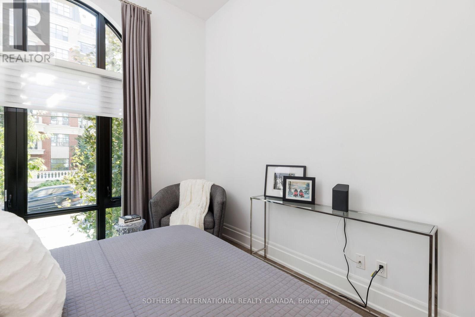 Th 2 - 4 The Kingsway, Toronto, Ontario  M8X 2T1 - Photo 24 - W12449212