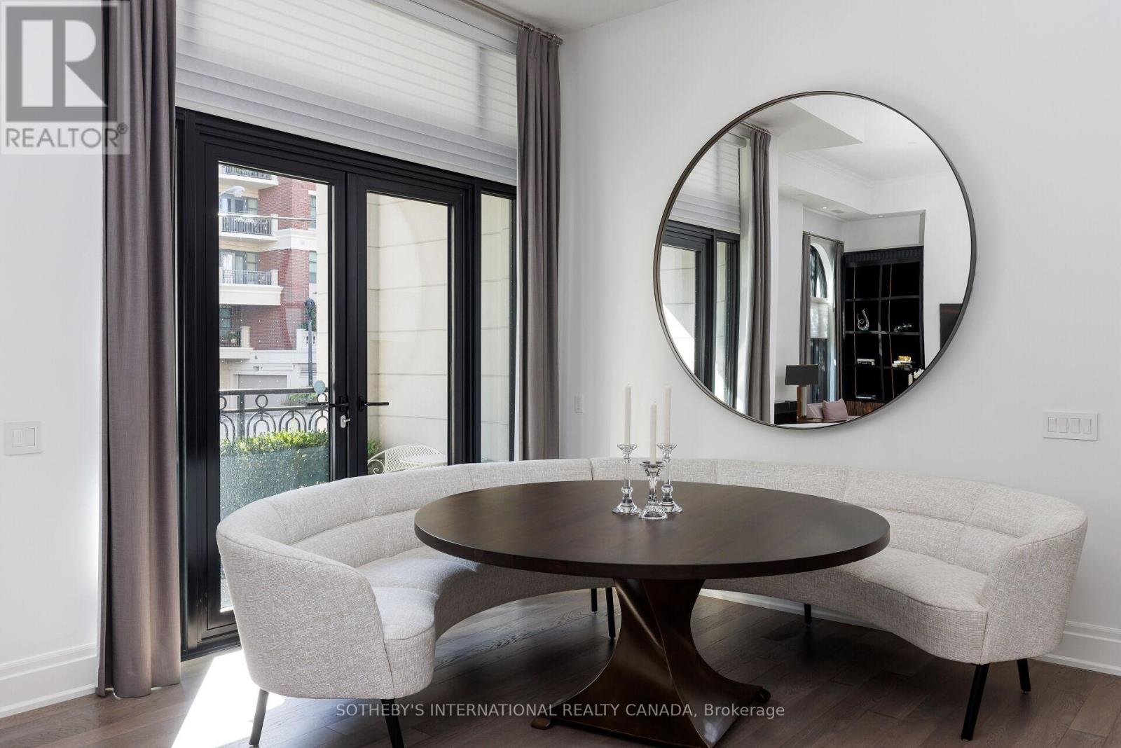 Th 2 - 4 The Kingsway, Toronto, Ontario  M8X 2T1 - Photo 3 - W12449212