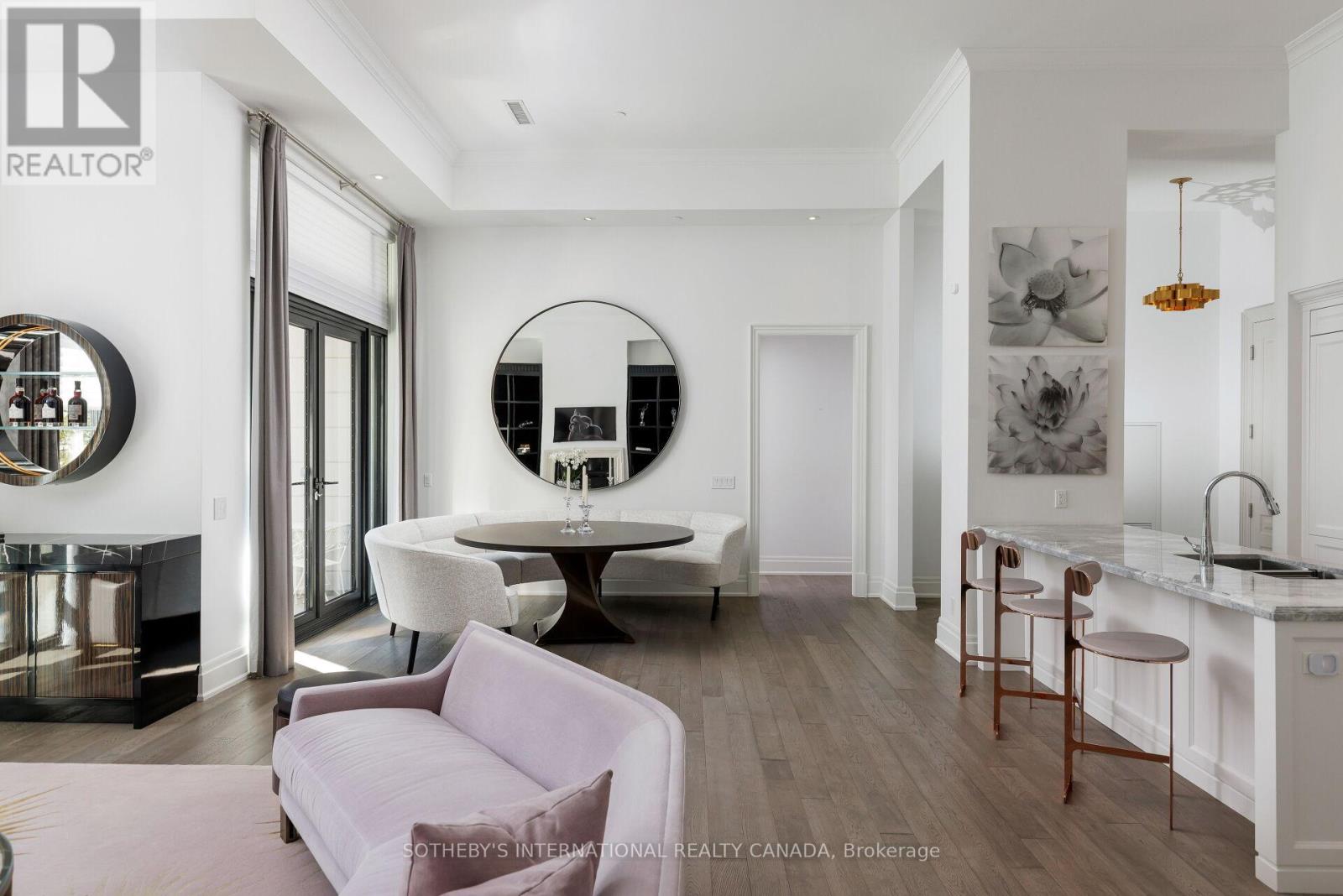 Th 2 - 4 The Kingsway, Toronto, Ontario  M8X 2T1 - Photo 6 - W12449212