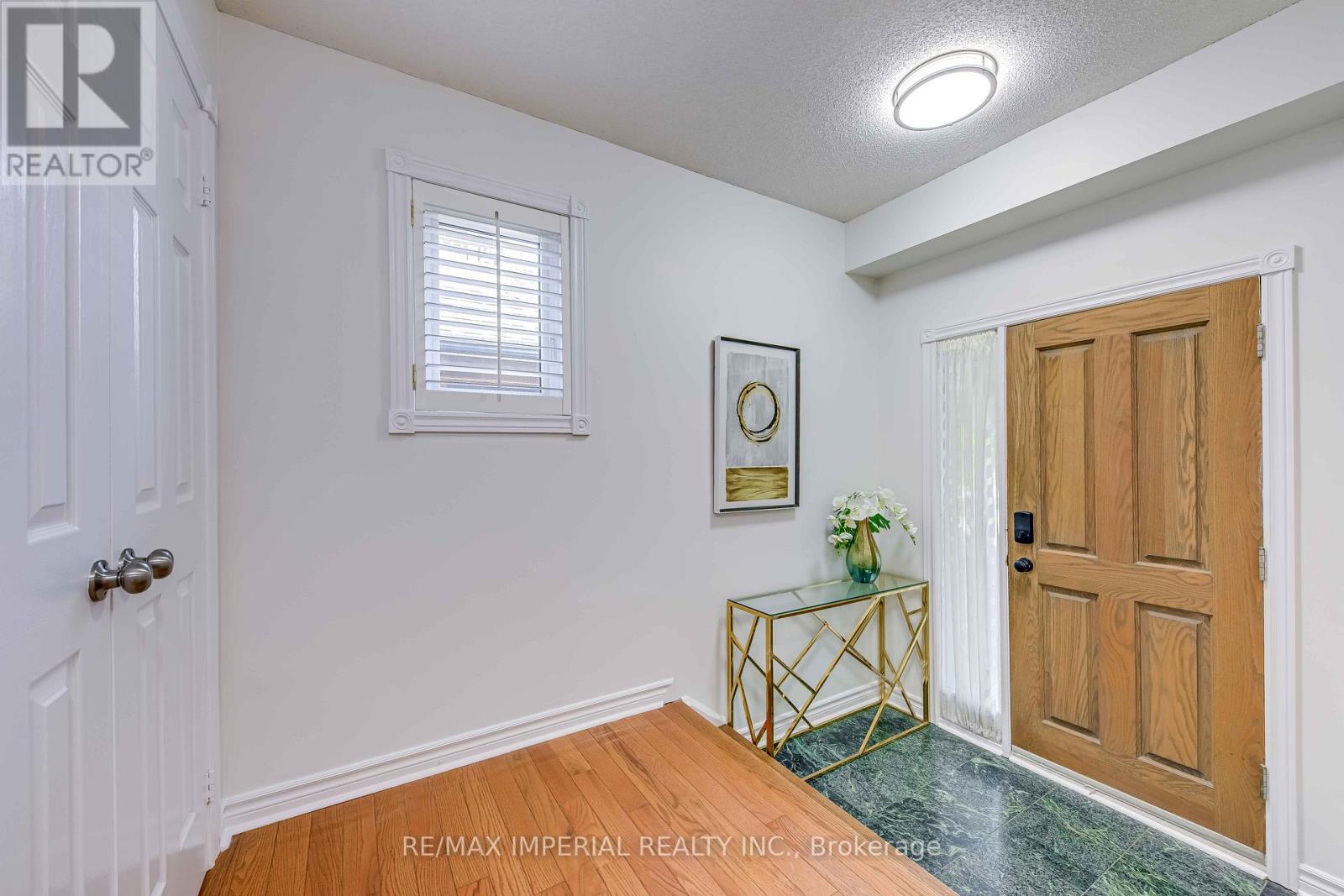 5560 Middlebury Drive, Mississauga, Ontario  L5M 5G8 - Photo 12 - W12449220