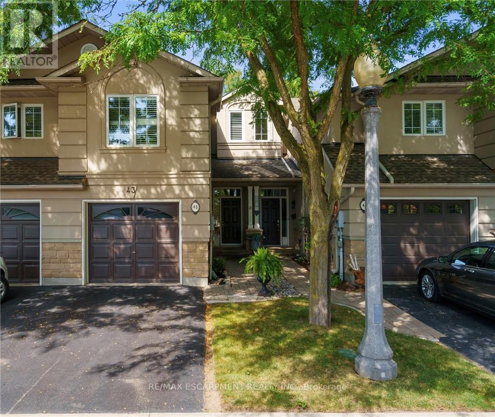 43 Fairwood Place W, Burlington, Ontario  L7T 1E4 - Photo 1 - W12449229