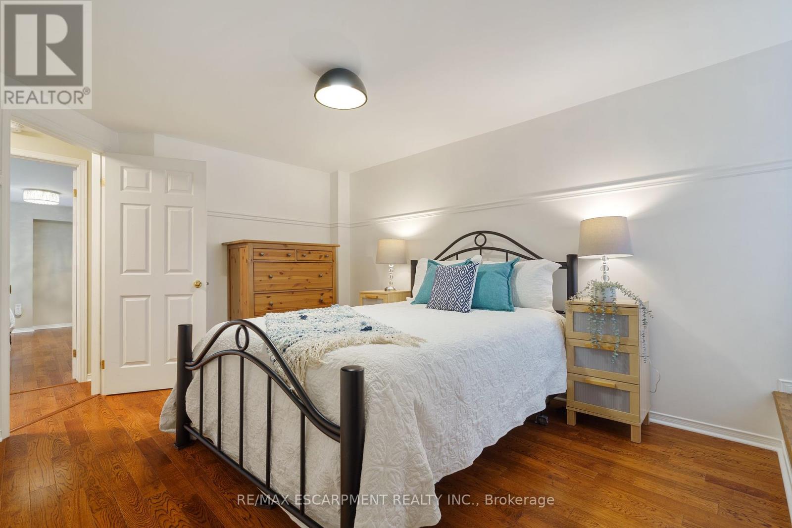 43 Fairwood Place W, Burlington, Ontario  L7T 1E4 - Photo 16 - W12449229