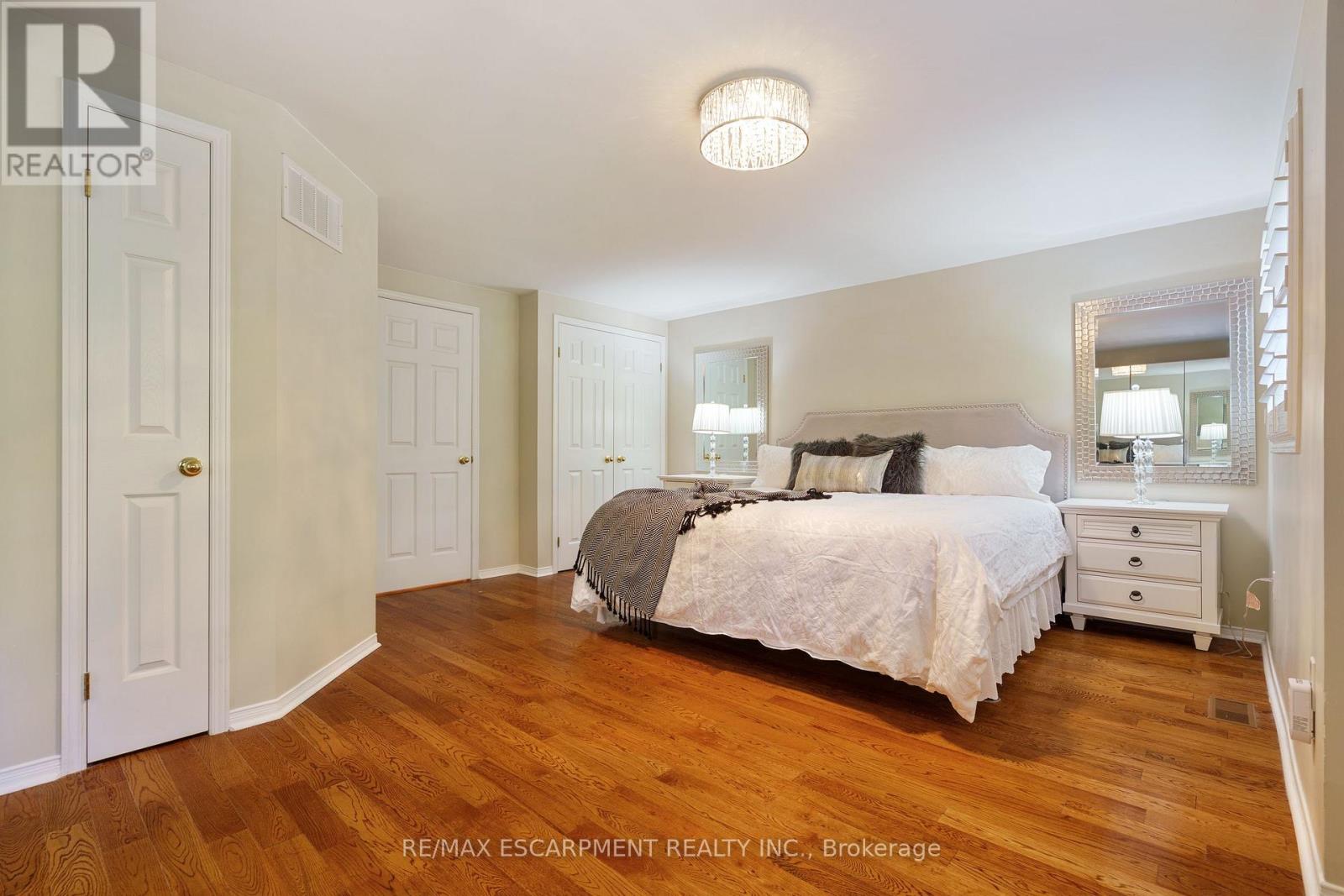 43 Fairwood Place W, Burlington, Ontario  L7T 1E4 - Photo 19 - W12449229