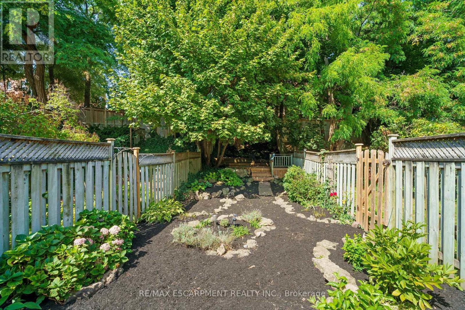 43 Fairwood Place W, Burlington, Ontario  L7T 1E4 - Photo 29 - W12449229