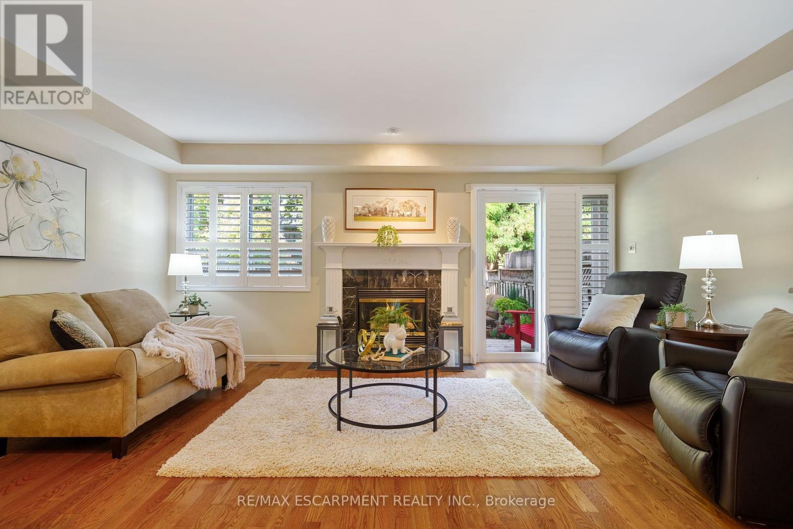 43 Fairwood Place W, Burlington, Ontario  L7T 1E4 - Photo 4 - W12449229
