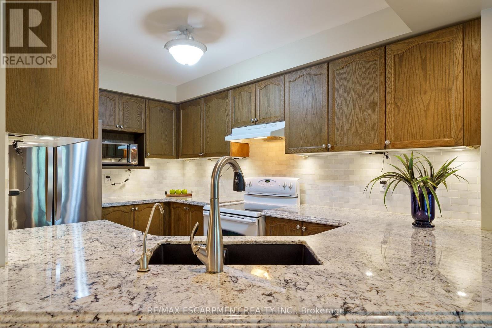 43 Fairwood Place W, Burlington, Ontario  L7T 1E4 - Photo 6 - W12449229