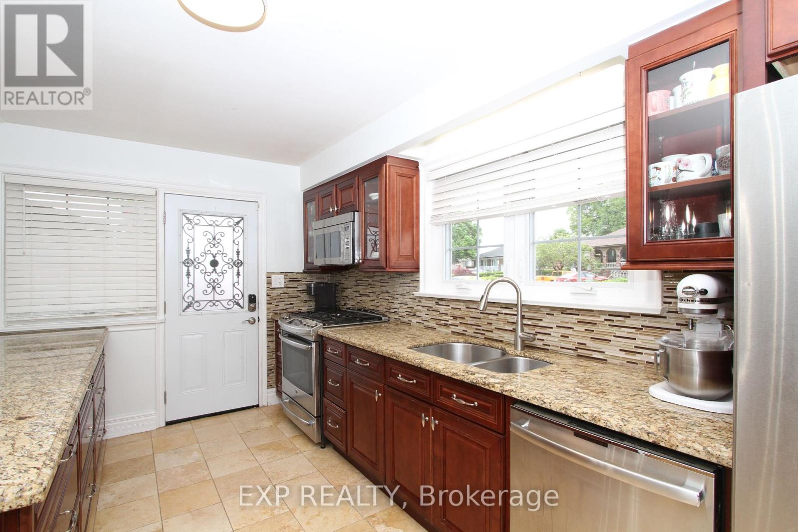 77 Letchworth Crescent, Toronto, Ontario  M3M 1Z1 - Photo 5 - W12449231