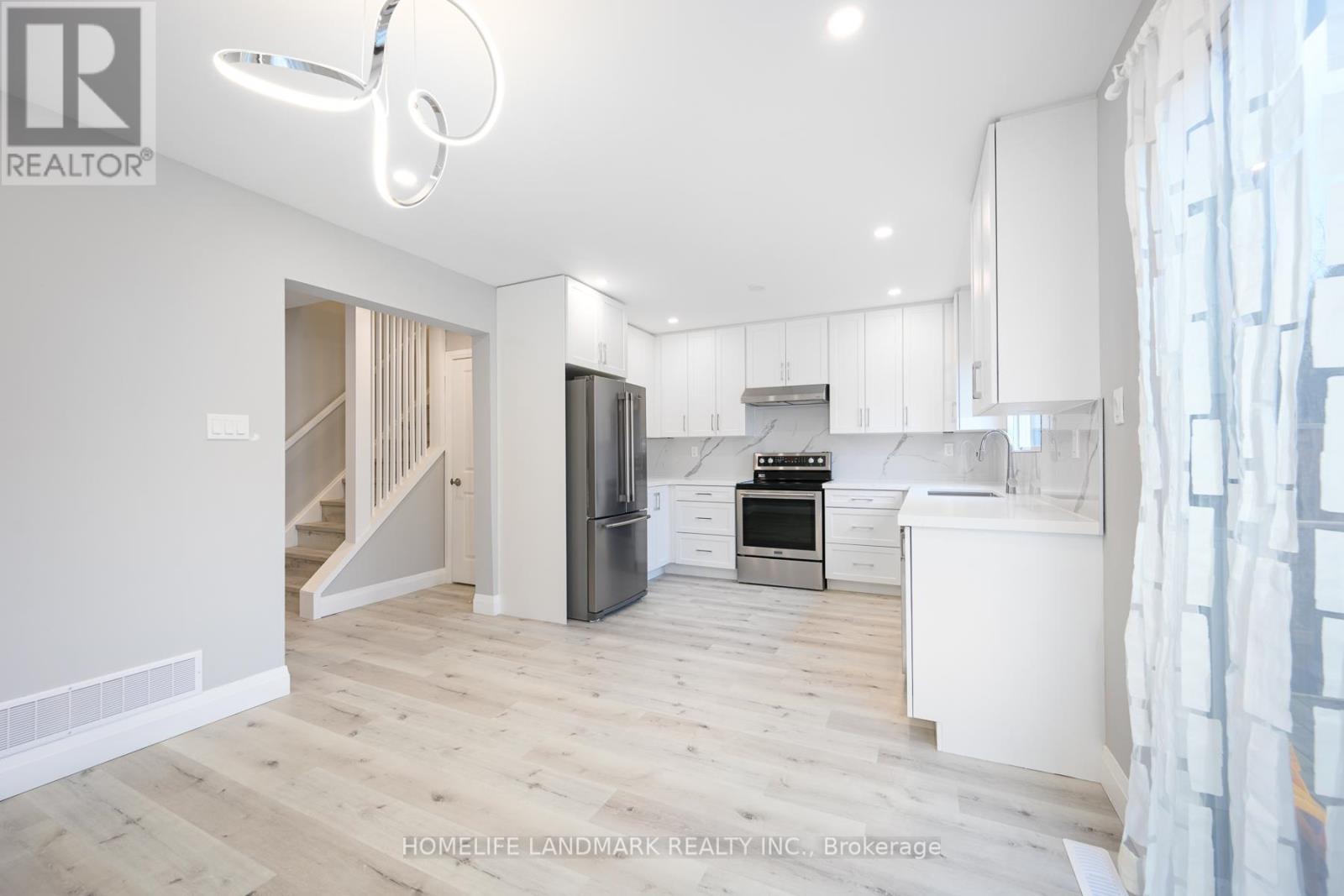 25 White Owl Crescent, Brantford, Ontario  N3P 1A1 - Photo 2 - X12449150