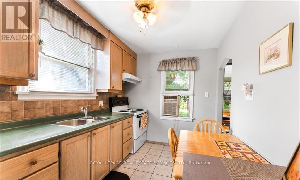 212 East 21st Street, Hamilton, Ontario  L8V 2T7 - Photo 5 - X12449164