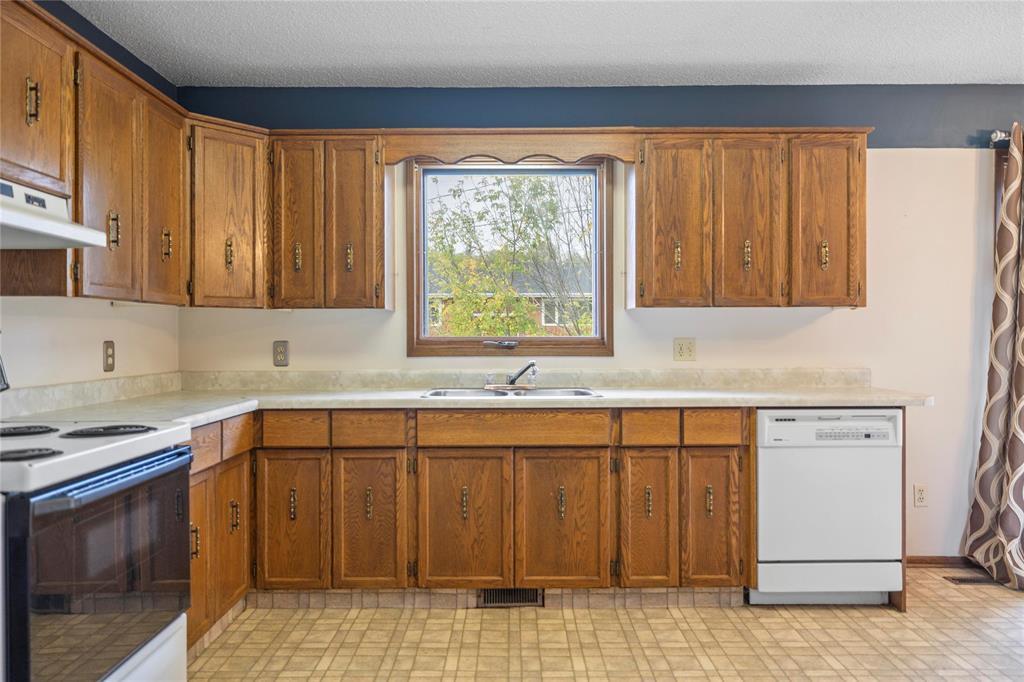 511 Penner Street, Steinbach, Manitoba  R5G 0G7 - Photo 2 - 202525869