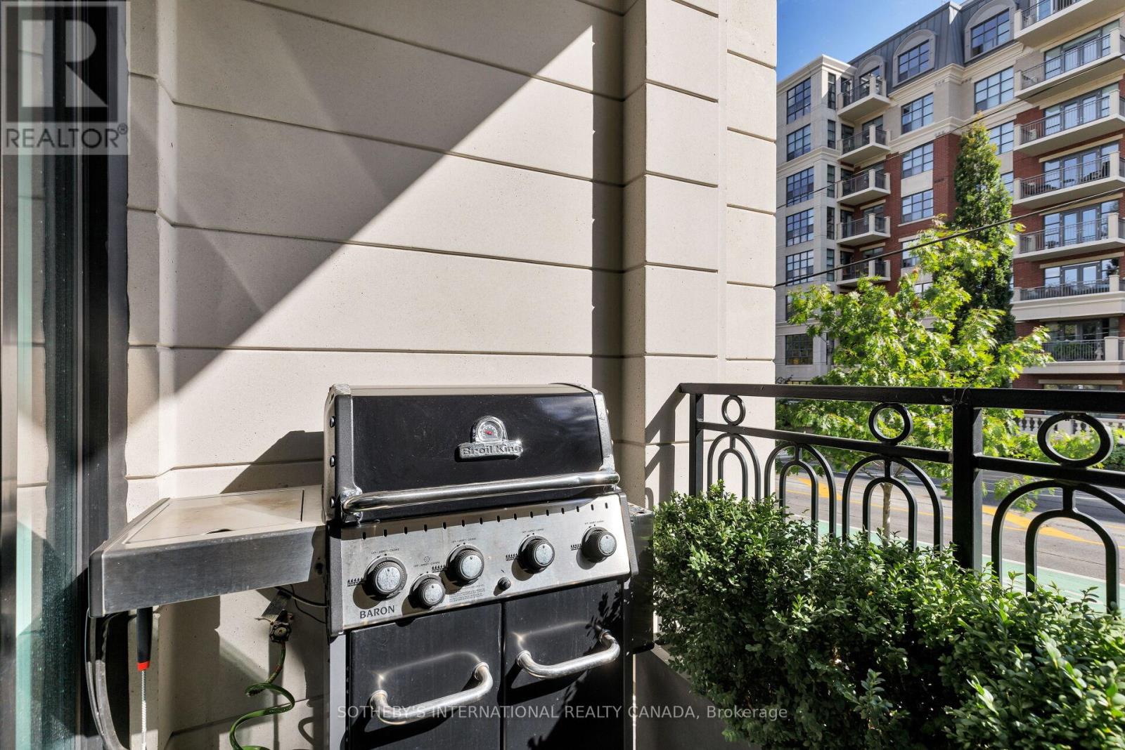Th 2 - 4 The Kingsway, Toronto, Ontario  M8X 2T1 - Photo 39 - W12449212