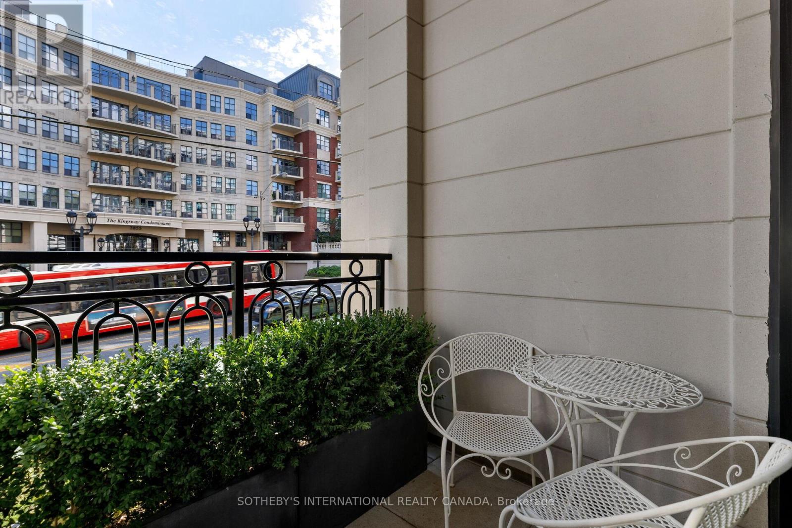 Th 2 - 4 The Kingsway, Toronto, Ontario  M8X 2T1 - Photo 40 - W12449212