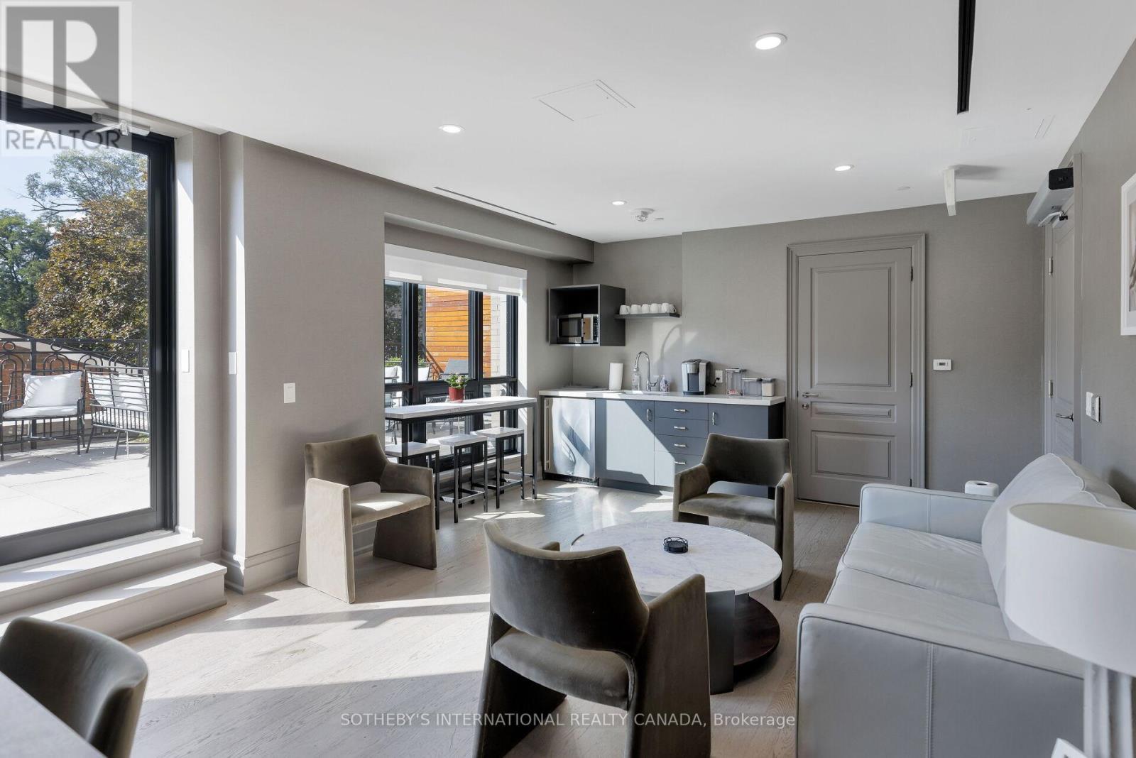 Th 2 - 4 The Kingsway, Toronto, Ontario  M8X 2T1 - Photo 41 - W12449212