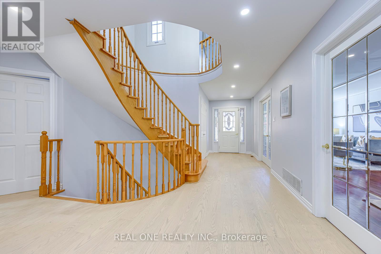 403 Glenashton Drive, Oakville, Ontario  L6H 4V7 - Photo 5 - W12436338
