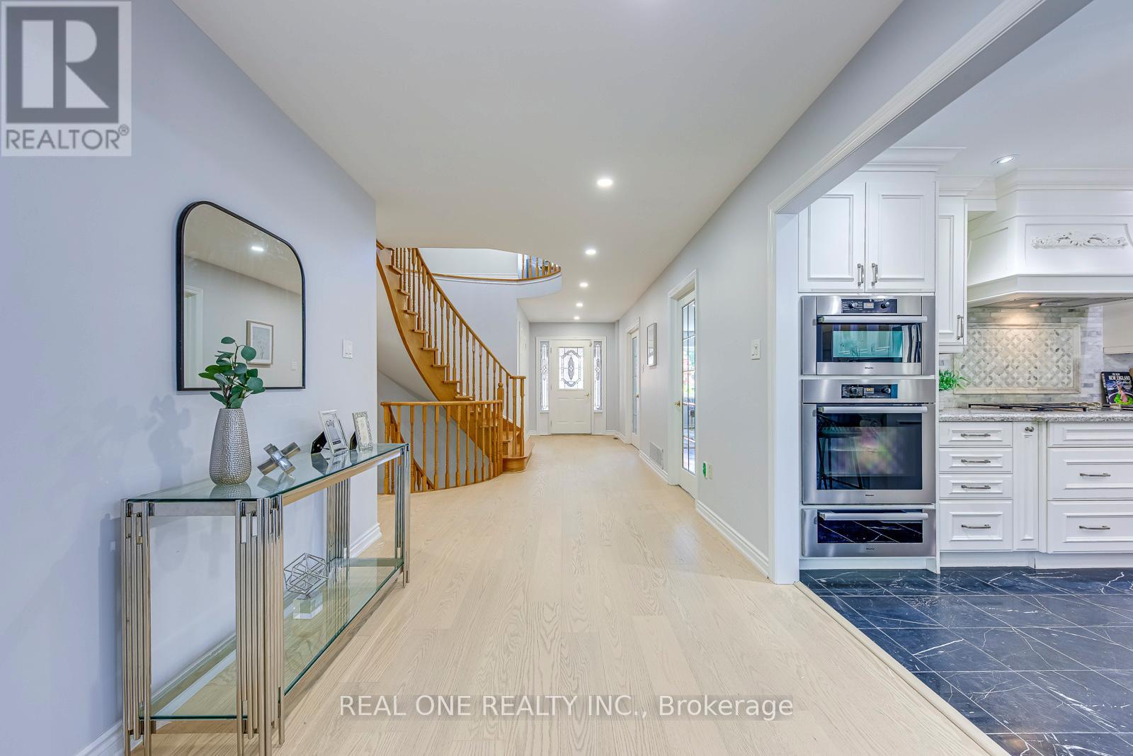 403 Glenashton Drive, Oakville, Ontario  L6H 4V7 - Photo 6 - W12436338