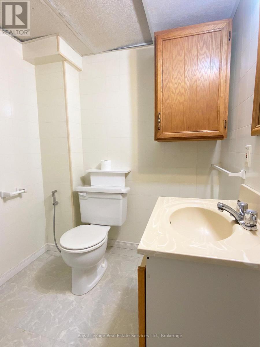 2072 Bridge Road, Oakville, Ontario  L6L 2E9 - Photo 21 - W12188724