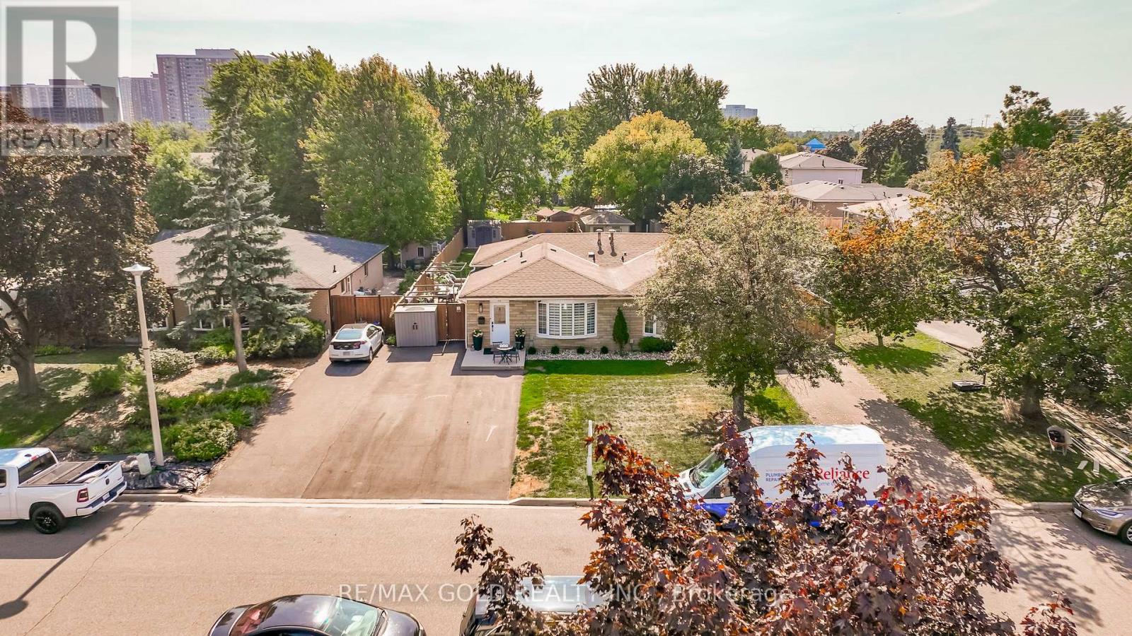 118 Fallingdale Crescent, Brampton, Ontario  L6T 3J6 - Photo 1 - W12449002
