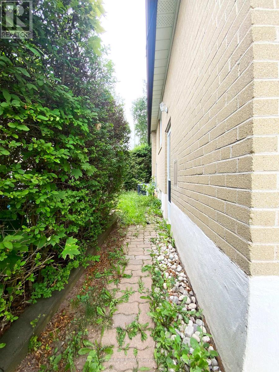 2072 Bridge Road, Oakville, Ontario  L6L 2E9 - Photo 8 - W12188724