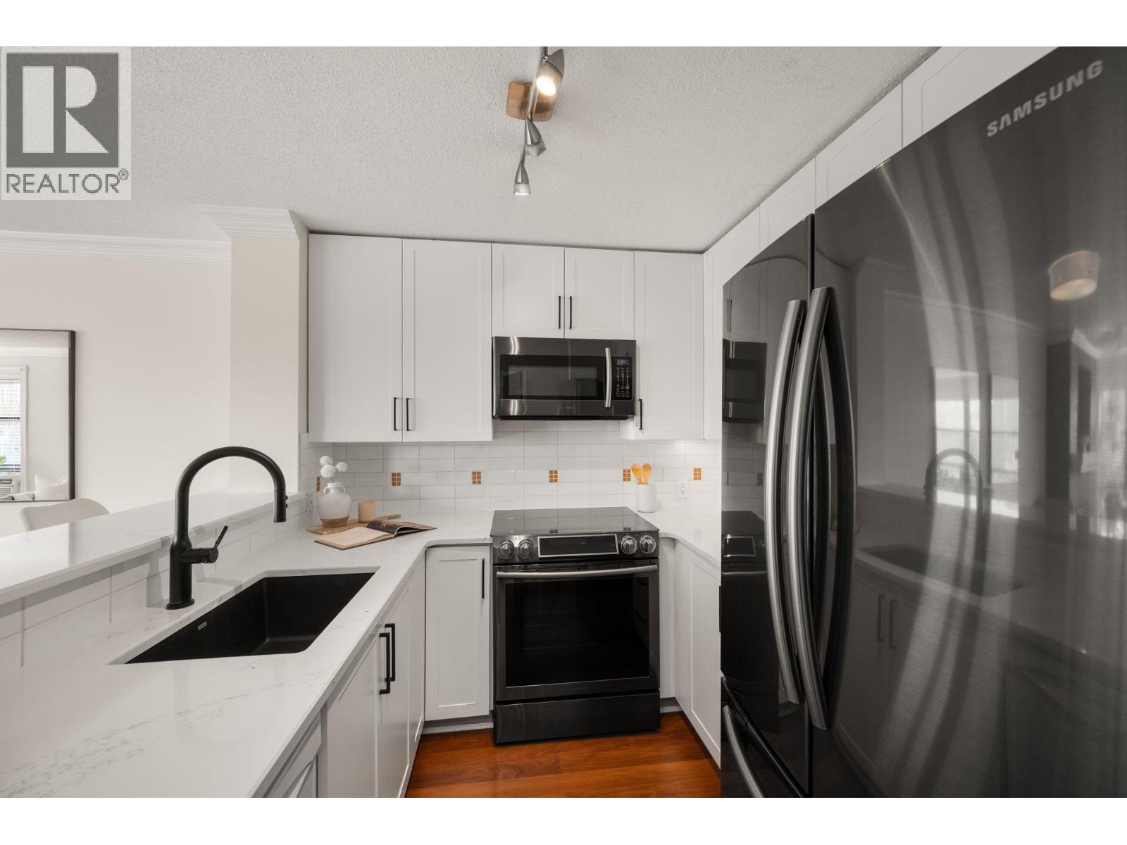 301 124 W 3rd Street, North Vancouver, British Columbia  V7M 1E8 - Photo 3 - R3055894