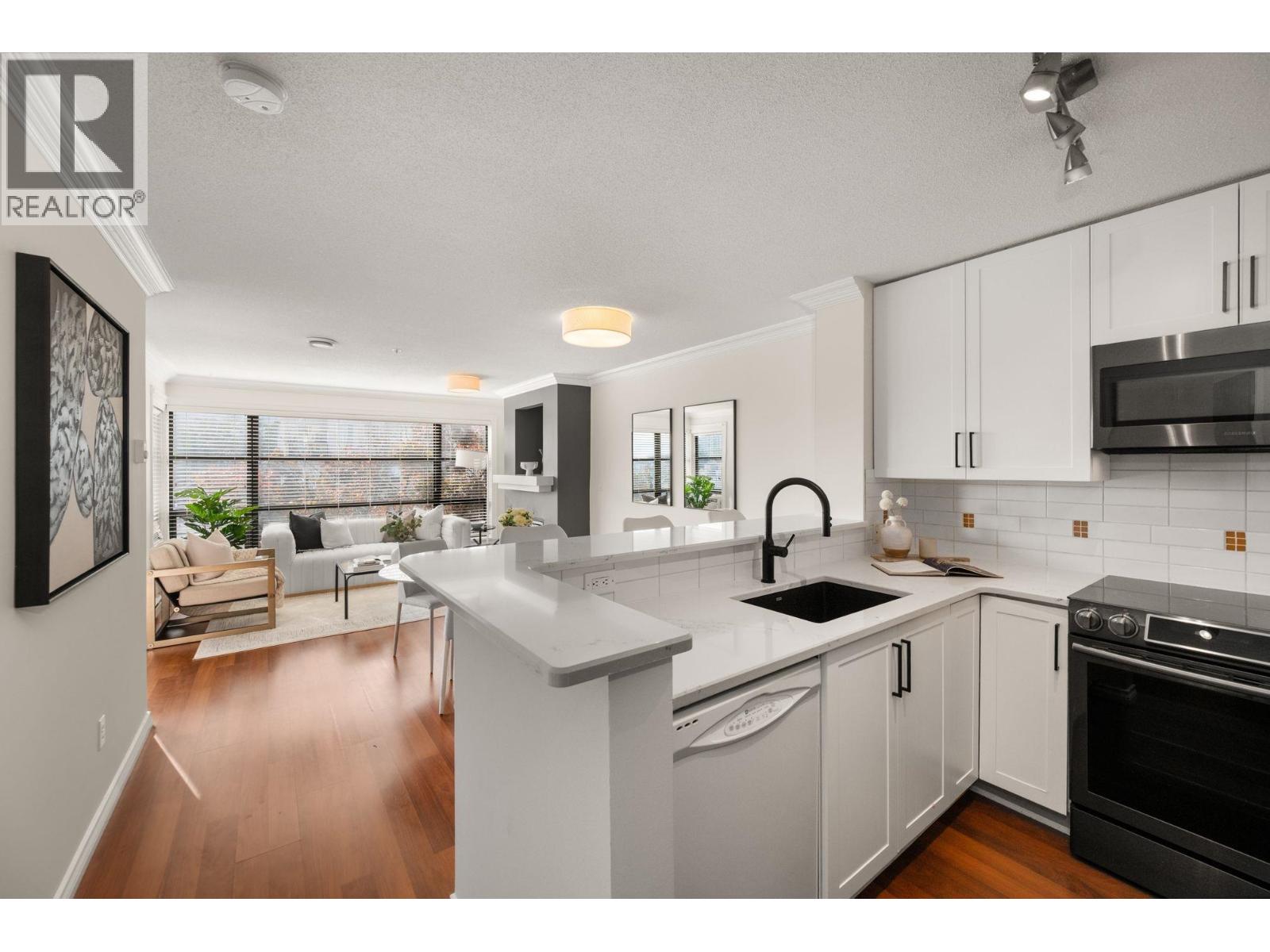 301 124 W 3rd Street, North Vancouver, British Columbia  V7M 1E8 - Photo 2 - R3055894