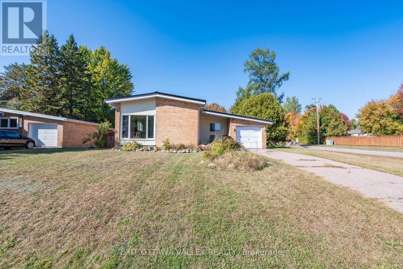 85 Frontenac Crescent, Deep River, Ontario  K0J 1P0 - Photo 1 - X12449383
