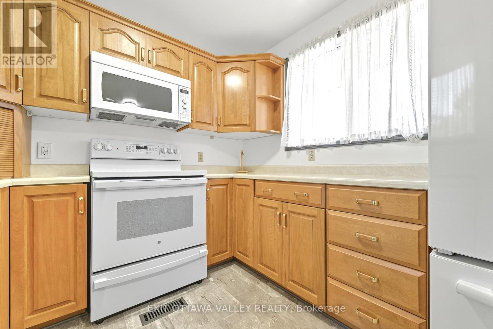85 Frontenac Crescent, Deep River, Ontario  K0J 1P0 - Photo 10 - X12449383