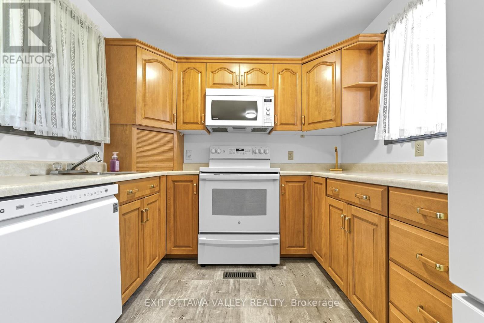 85 Frontenac Crescent, Deep River, Ontario  K0J 1P0 - Photo 11 - X12449383