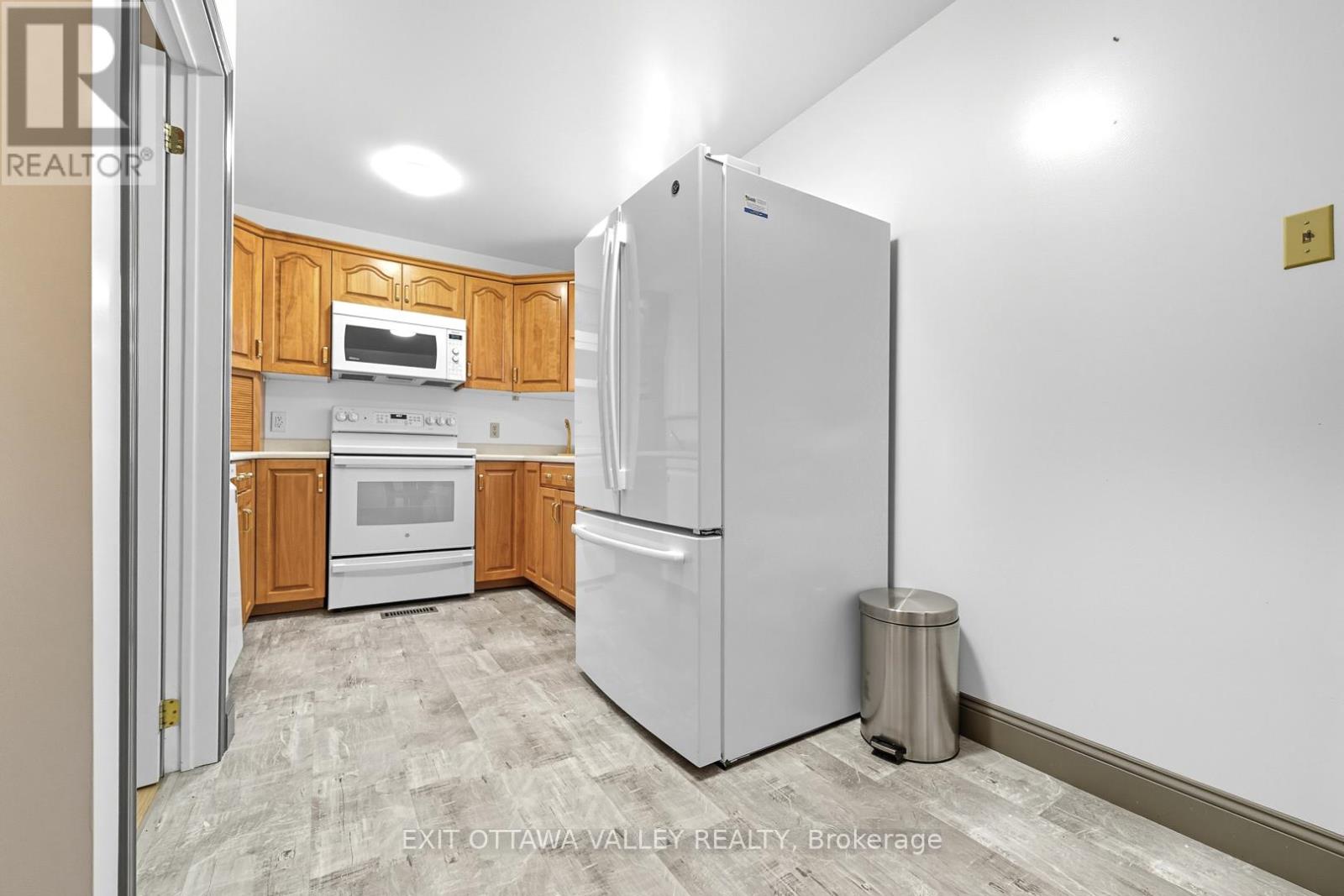 85 Frontenac Crescent, Deep River, Ontario  K0J 1P0 - Photo 12 - X12449383
