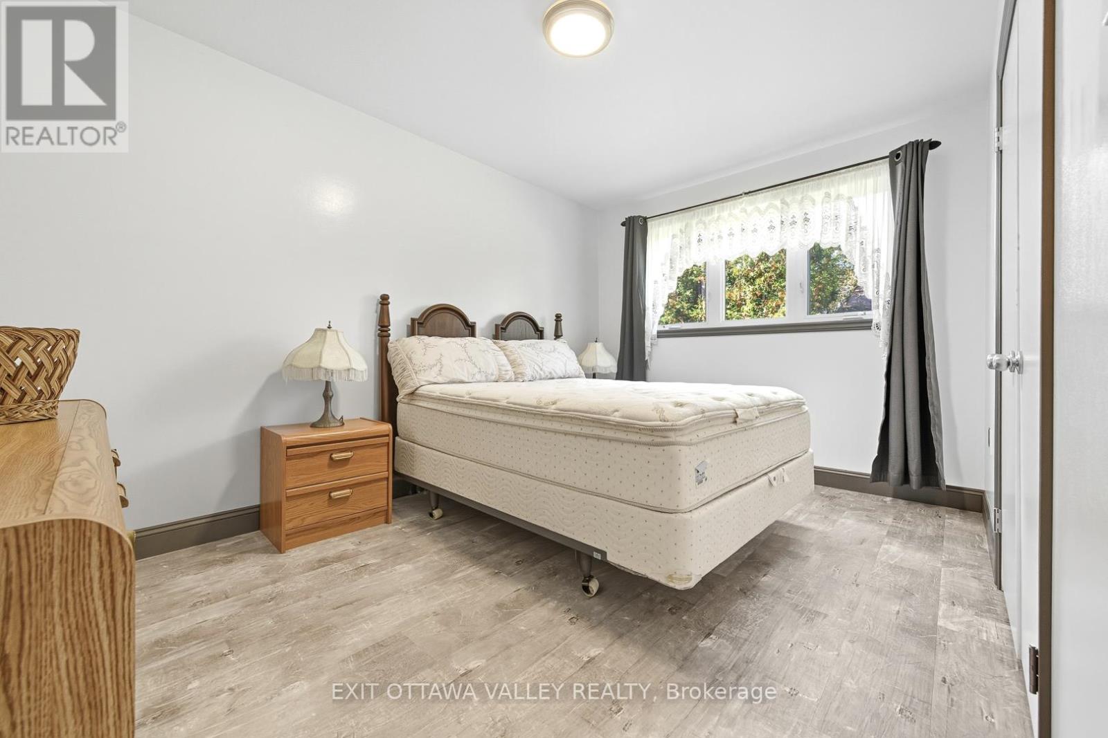 85 Frontenac Crescent, Deep River, Ontario  K0J 1P0 - Photo 17 - X12449383